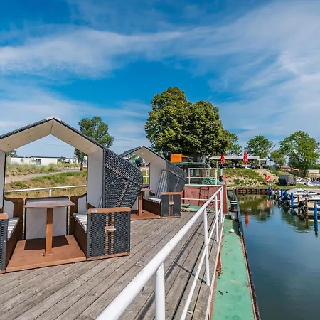 Waterfront Apartament *